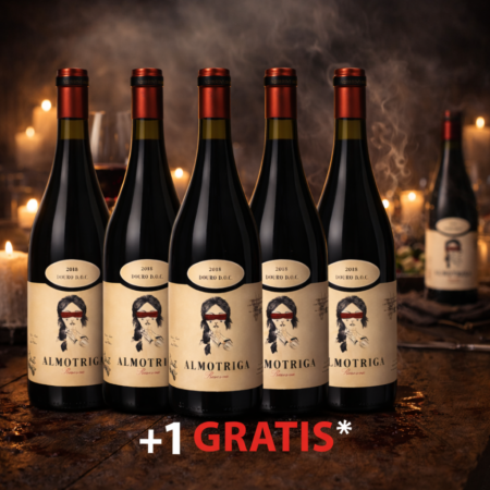 Vijf flessen Almotriga Reserva 2018 Douro D.O.C. rood naast elkaar op een donkere houten tafel “+1 GRATIS” actie