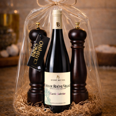 Stijlvol wijn cadeaupakket met peper- en zoutmolen, perfect voor een bruiloft of culinaire liefhebber.