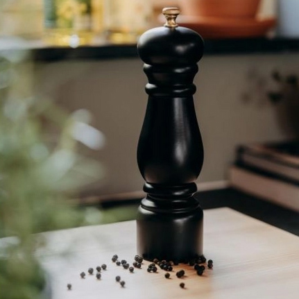 Pepermolen van bruin beukenhout 20 cm met keramisch maalwerk van Inno Cuisinno