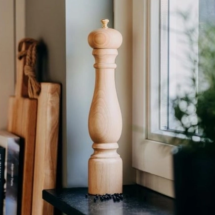 Inno Cuisinno pepermolen 20 cm van bruin beukenhout met keramisch maalwerk. Instelbaar, slijtvast en geschikt voor dagelijks gebruik.