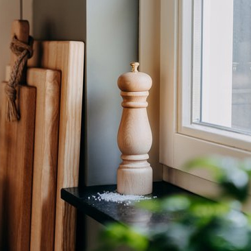 Inno Cuisinno pepermolen van bruin beukenhout 20 cm met keramisch maalwerk en klassieke vorm